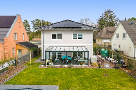 Hochwertiges Einfamilienhaus mit Pool und bester Ausstattung in Toplage von Falkensee
