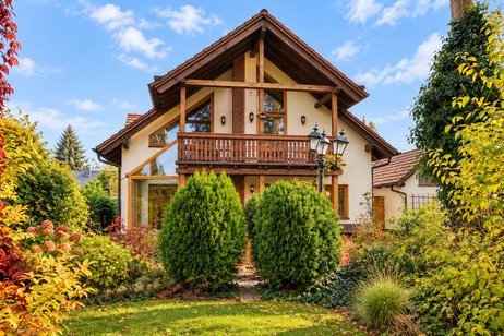 Individuelles Architektenhaus für ein bis zwei Familien mit Hochraumgarage auf Südwestgrundstück