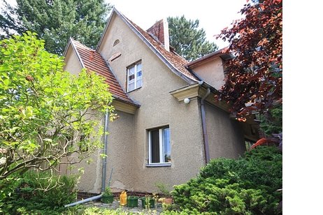 Interessantes Ein- bis Zweifamilienhaus + weiterem Bauplatz + Garage in direkter Bahnhofsnähe!
