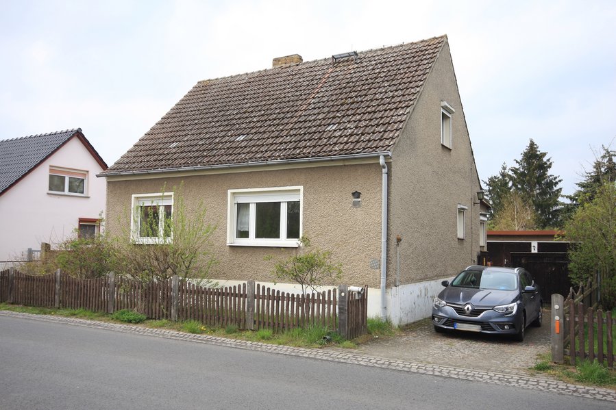 Interessantes Einfamilienhaus mit Nebengelass auf großem Gartengrundstück mit Blick auf Felder und Wiesen