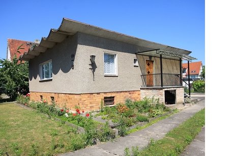 Interessantes Einfamilienhaus mit Werkstatt und großer Doppelgarage in direkter Bahnhofsnähe!