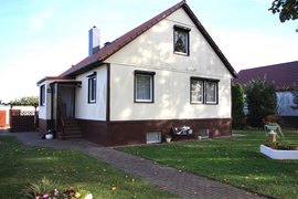 Interessantes Einfamilienhaus samt Garage und Nebengelass mit Blick auf Felder und Wiesen