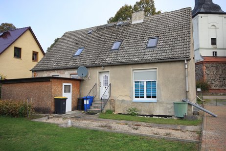 Interessantes Einfamilienhaus (sanierungsbedürftig) mit Doppelgarage gegenüber vom idyllischen Kirchplatz