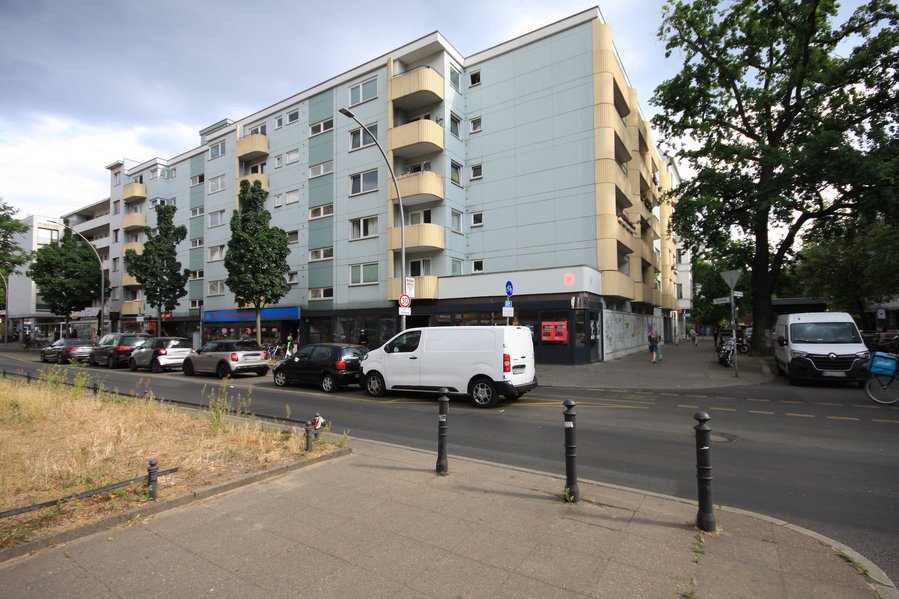 Kantstraße I Nahe Savignyplatz! Zwei-Zimmer-Wohnung mit Balkon und Tiefgaragenstellplatz in Toplage!