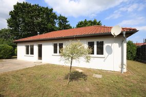 Leben auf einer Ebene – stilvoller Bungalow mit Doppelgarage und sonnigem Südwestgarten