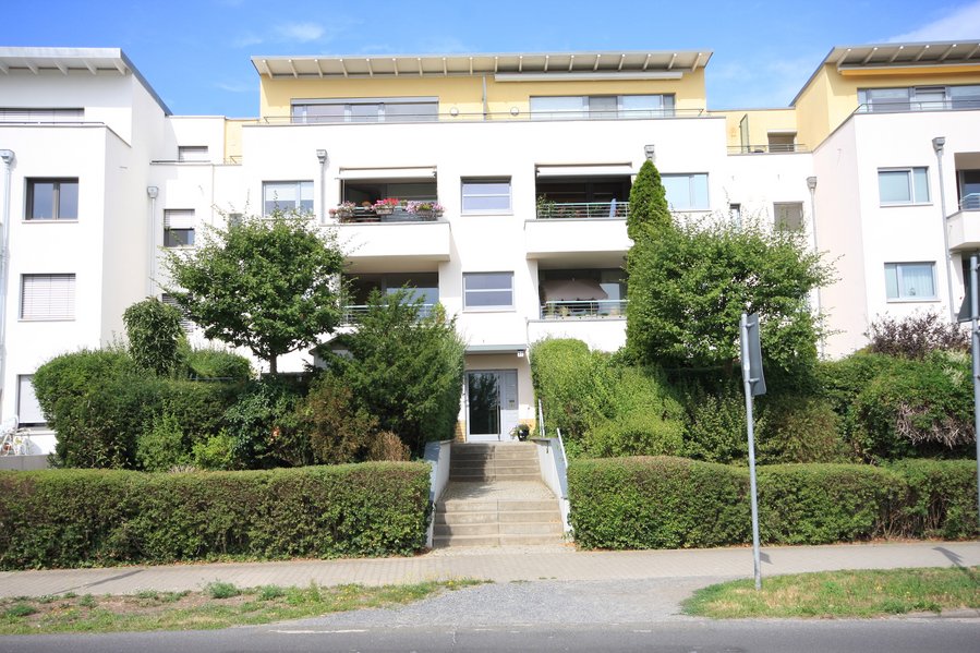 Lichtdurchflutete Drei-Zimmer-Wohnung mit Balkon und Wasserblick in direkter Nähe zu Berlin