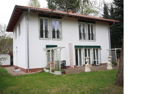 Lichtdurchflutete Einfamilienhaus-Villa mit exzellenter Ausstattung auf sonnigem Südgrundstück