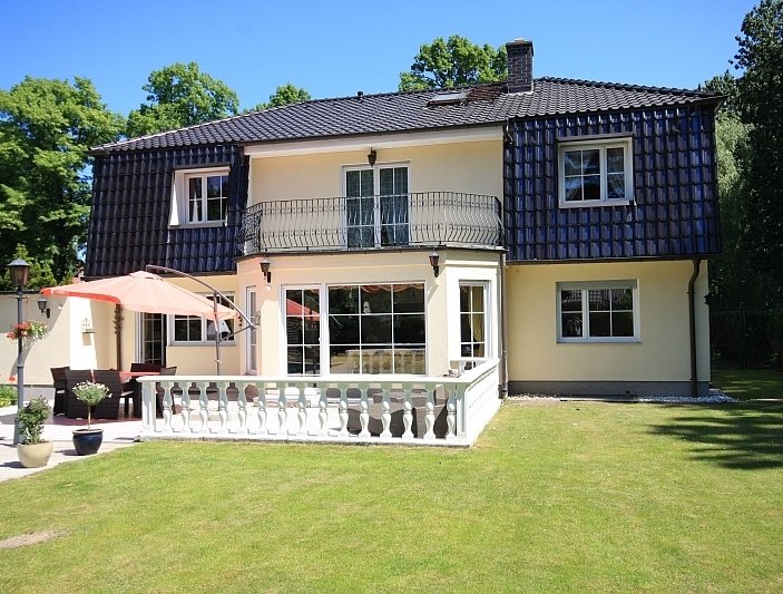 Lichtdurchflutete und grosszügige Villa mit bester Ausstattung auf schönem Südwest-Grundstück!