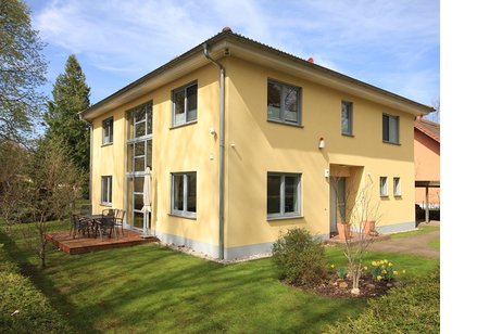 Lichtdurchflutete und grosszügige Villa mit bester Ausstattung auf schönem Südwest-Grundstück!