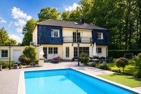 Lichtdurchflutete und großzügige Villa mit Pool in begehrter Wohnlage - Kolonie am See