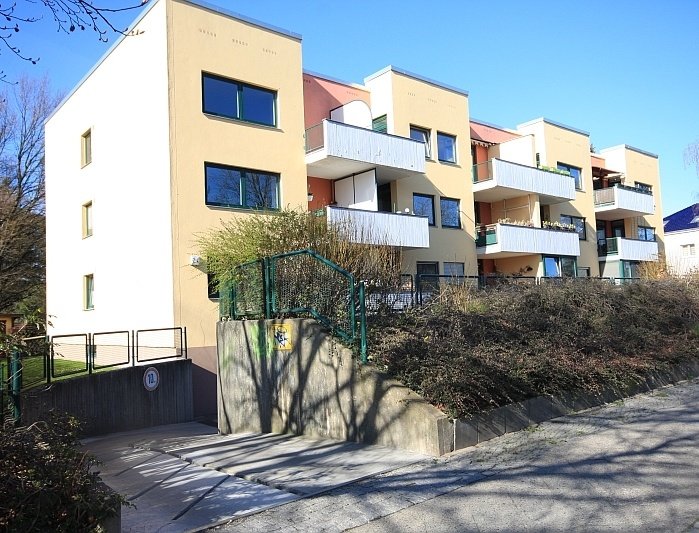 Lichtdurchflutete Vier-Zimmer-Wohnung mit Wintergarten und Tiefgarage in ruhiger Wohnlage von Buckow