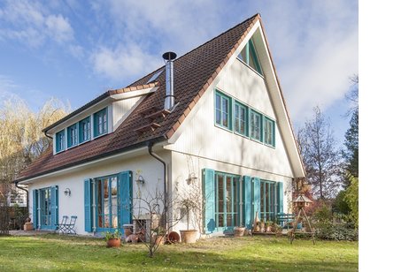 Lichtdurchflutetes mediterranes Landhaus in Wald- und Seenähe auf sonnigem Südwestgarten