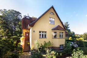 Rarität in Toplage: Historisches Einfamilienhaus von 1930 mit Schwimmteich und zauberhaften Südwestgarten