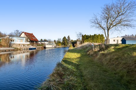 RARITÄT! Wassergrundstück (24m Uferfront), bebaubar mit 2 Häusern inkl. Platz für 2 Boote