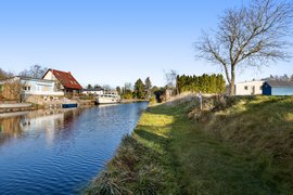 RARITÄT! Wassergrundstück (24m Uferfront),  bebaubar mit 2 Häusern inkl. Platz für 2 Boote