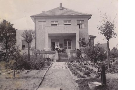 Repräsentative Baumeister-Villa von 1938 auf großzügigem Traumgrundstück in direkter Seenähe!