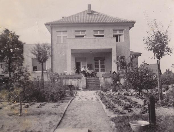 Repräsentative Baumeister-Villa von 1938 auf großzügigem Traumgrundstück in direkter Seenähe!