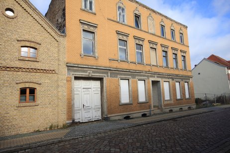 Sanierungsbedürftiges Jugendstilhaus von 1903 mit 6 Wohneinheiten in traumhafter Lage von Ketzin