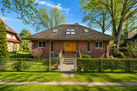 Schöne 2-Zimmer-Dachgeschosswohnung mit Terrasse im modernen Landhausstil in bester Villenlage