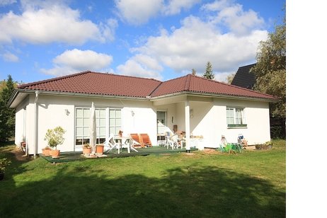 Schöner Winkelbungalow Bj. 2009 mit bester Ausstattung auf sonnigem Gartengrundstück in Toplage!