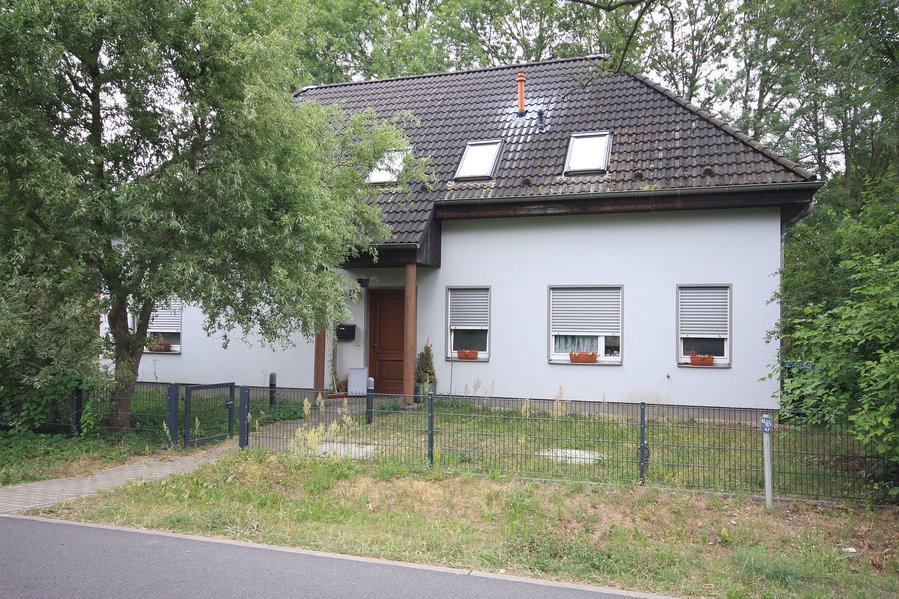 Schönes Architekten-Einfamilienhaus mit bester Ausstattung und Garage auf sonnigem Gartengrundstück
