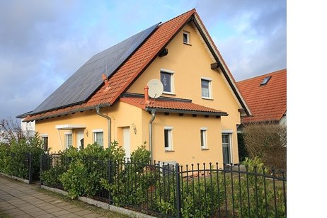 Schönes Einfamilienhaus mit Solaranlage und bester Ausstattung auf sonnigem Gartengrundstück