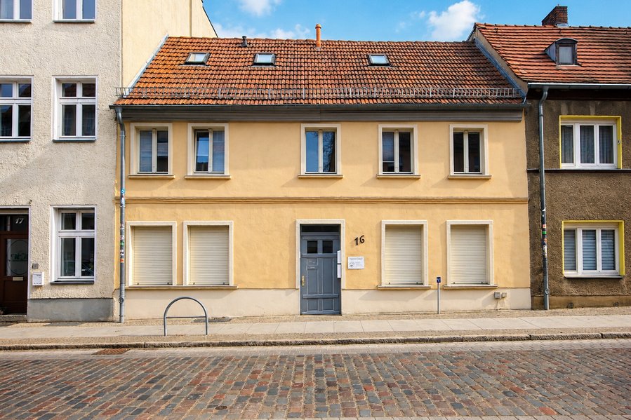 Schönes Mehrfamilienhaus mit 4 attraktiven Wohneinheiten in bester Nauener City Lage