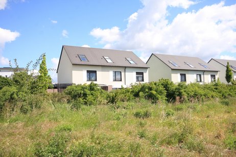 Schönes Reihenendhaus mit bester Ausstattung auf sonnigem Südgrundstück und herrlichem Weitblick