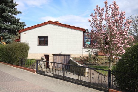 Schönes, unterkellertes Einfamilienhaus im Bungalowstil mit Wintergarten auf sonnigem Gartengrundstück