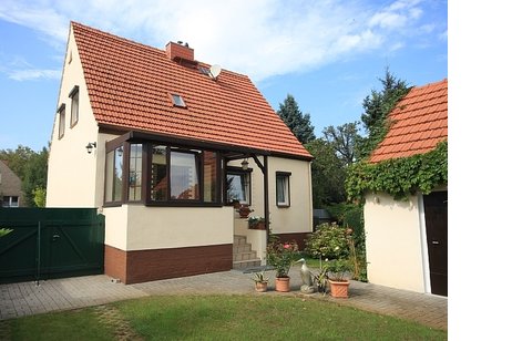 Sehr gepflegtes Einfamilienhaus auf parkähnlichem Gartengrundstück direkt an einem Feld