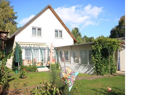 Sehr gepflegtes Einfamilienhaus mit Gästehäuschen und Doppelgarage auf schönem Süd-/Westgrundstück