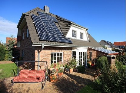 Sehr gepflegtes Einfamilienhaus mit hochwertiger Austattung, wie z.B Pool, Solaranlage, Kamin u.v.m.