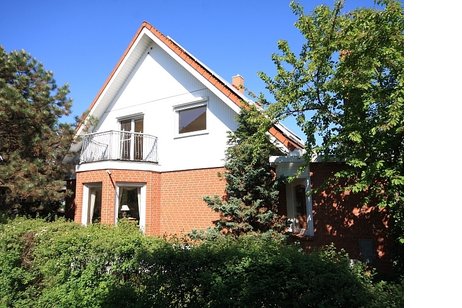Sehr gepflegtes und großzügiges Ein- bis Zweifamilienhaus mit Einliegerwohnung in ruhiger Wohnlage!
