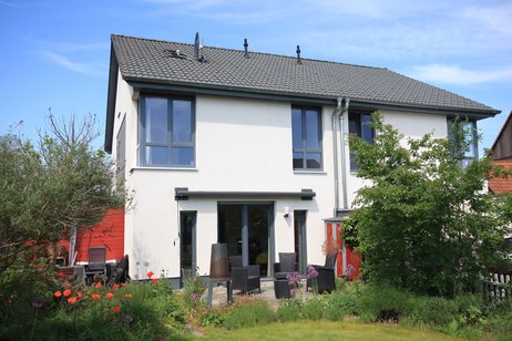 Sehr schöne Doppelhaushälfte mit bester Ausstattung auf sonnigem Garten in ruhiger Wohnlage