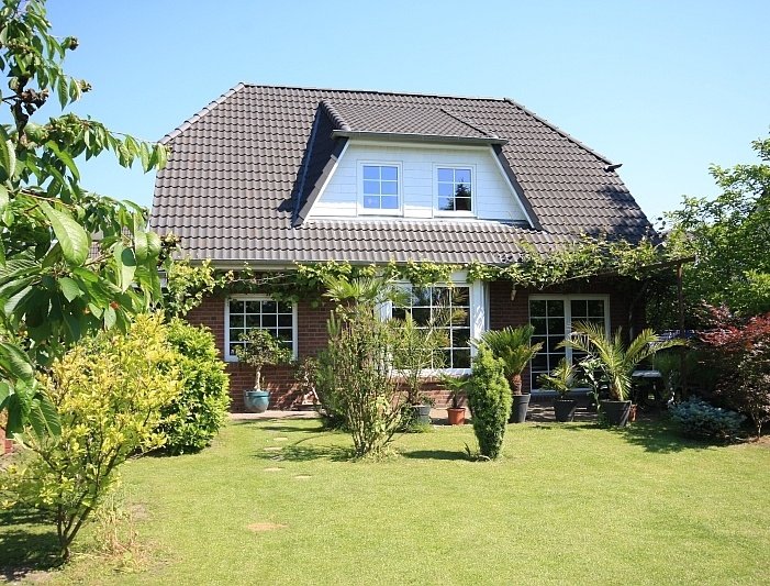Sehr schönes Einfamilienhaus in Bahnhofsnähe mit großer Garage auf sonnigem Südgrundstück!