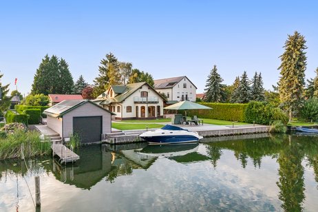 Sensationelles Anwesen mit Bootshaus am Wasser (ca. 35 m Uferfront) und hochkarätiger Ausstattung