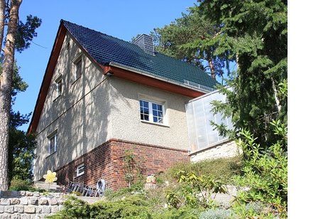 Solides Einfamilienhaus in schöner Hanglage, ruhig und idyllisch gelegen