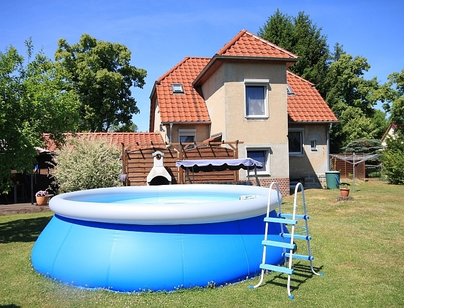 Solides Einfamilienhaus mit Doppelcarport in Bahnhofsnähe auf sonnigem Gartengrundstück