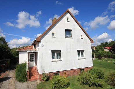 Solides Einfamilienhaus mit großer Doppelgarage auf sonnigem Süd/West Grundstück