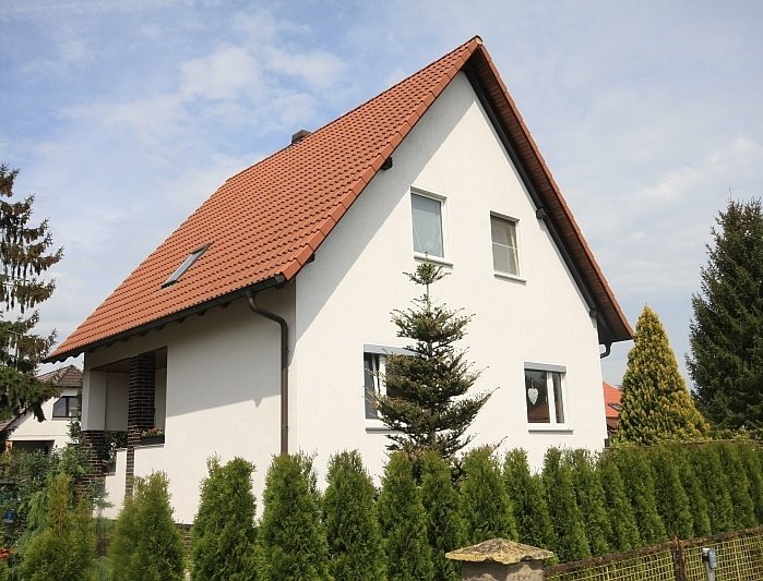 Solides Einfamilienhaus mit Wintergarten, Pool und Garage auf sonnigem Gartengrundstück