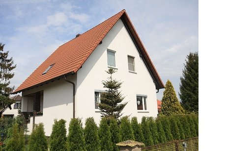 Solides Einfamilienhaus mit Wintergarten, Pool und Garage auf sonnigem Gartengrundstück