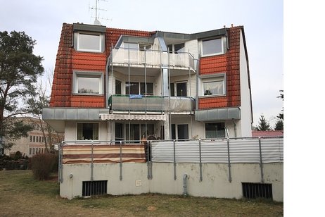 Sonnige Zwei-Zimmer-Dachgeschosswohnung mit Balkon und Tiefgaragenstellplatz