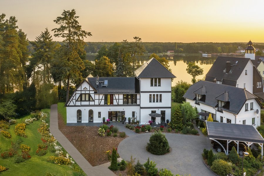 Spektakuläres Villenanwesen mit großer Remise (2WE) und einmaligen Blick auf den Röblinsee