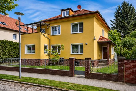 Stattliches Ein- bis Zweifamilienhaus von 1938 mit Pool, Sauna und Garage auf sonnigem Grundstück