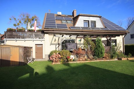 Stattliches Zweifamilienhaus mit Photovoltaikanlage auf sonnigem Südgarten in Bahnhofsnähe