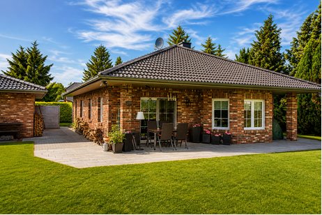 Top gepflegter Bungalow mit hochwertiger Ausstattung, Garage und sonnigem Traumgarten