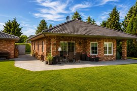 Top gepflegter Bungalow mit hochwertiger Ausstattung, Garage und sonnigem Traumgarten