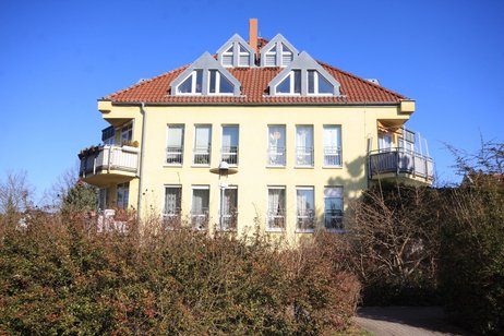 Vermietete 2-Zimmer-Dachgeschosswohnung mit Tiefgaragenstellplatz in ruhiger Wohnlage