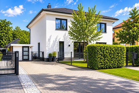 Vermietetes, großzügiges Einfamilienhaus auf sonnigem Südwestgrundstück in Toplage „Kolonie am See“