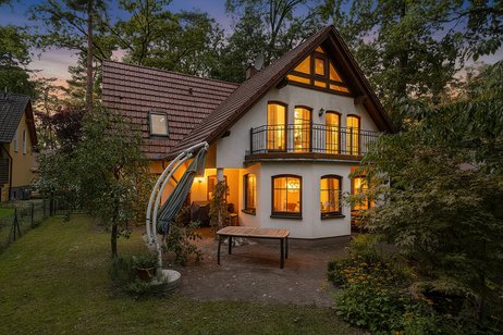 Viergiebel-Architektenhaus in Bestlage – direkt am Wäldchen, mit bester Ausstattung